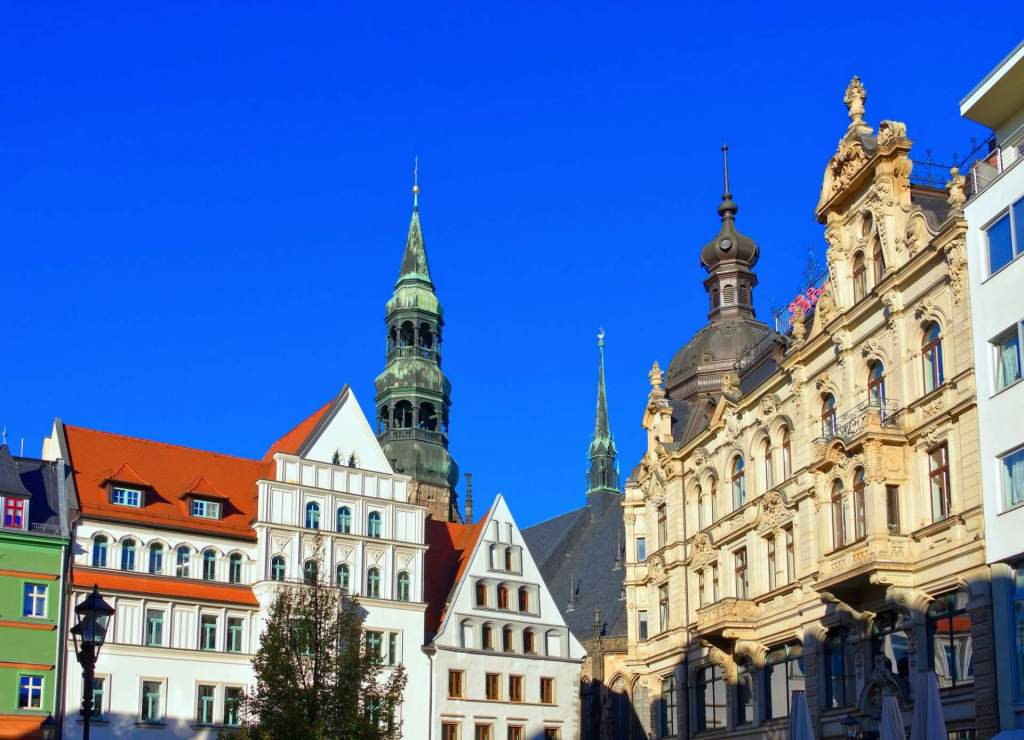 avgs-coaching-zwickau-hauptplatz-blauer-himmel AVGS Coaching Zwickau: Stadt bei schönem Wetter