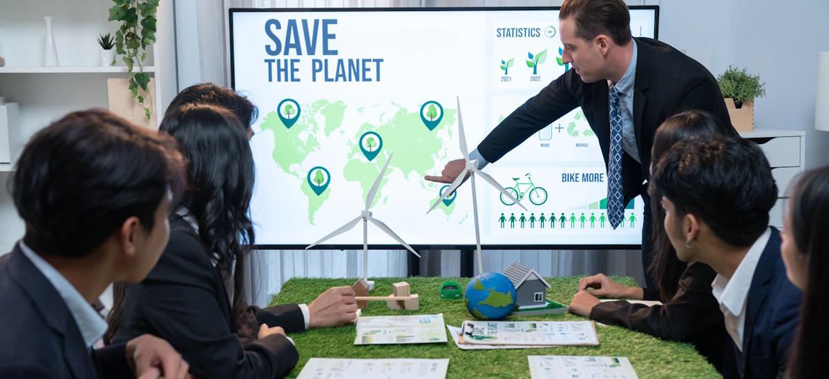 Präsentation zur Unternehmerischen Sozial- und Umweltverantwortung mit Weltkarte, Windenergie-Modell und Nachhaltigkeitsstatistiken im Meeting