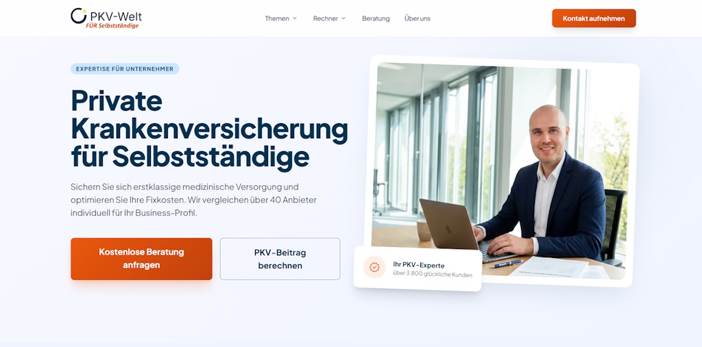 Website zur privaten Krankenversicherung für Selbstständige mit PKV-Experten am Laptop