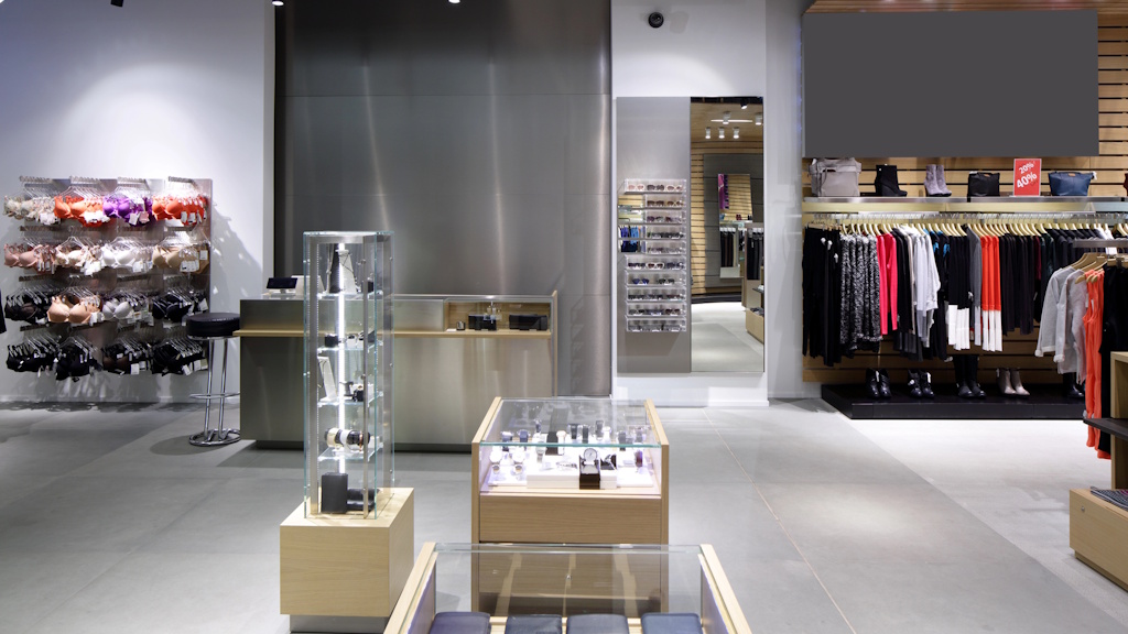 Shop-in-Shop als Vertriebsmodell_TB Shop-in-Shop-Bereich mit Schmuckvitrinen und Modeabteilung im stationären Handel