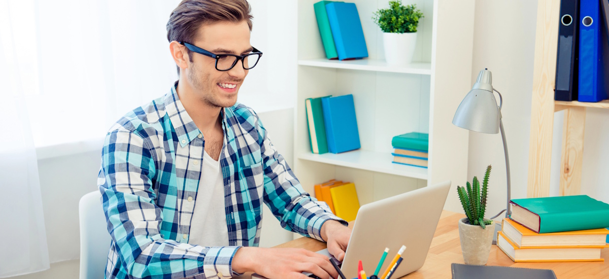 Gründer arbeitet am Laptop und bereitet Ablauf, Kosten und Vertrag für das GbR gründen vor.