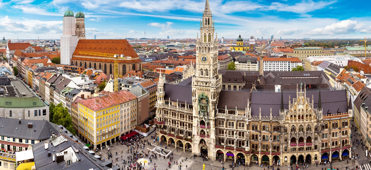 Gewerbe anmelden München: Blick auf den Marienplatz mit dem Neuen Rathaus und der Frauenkirche.