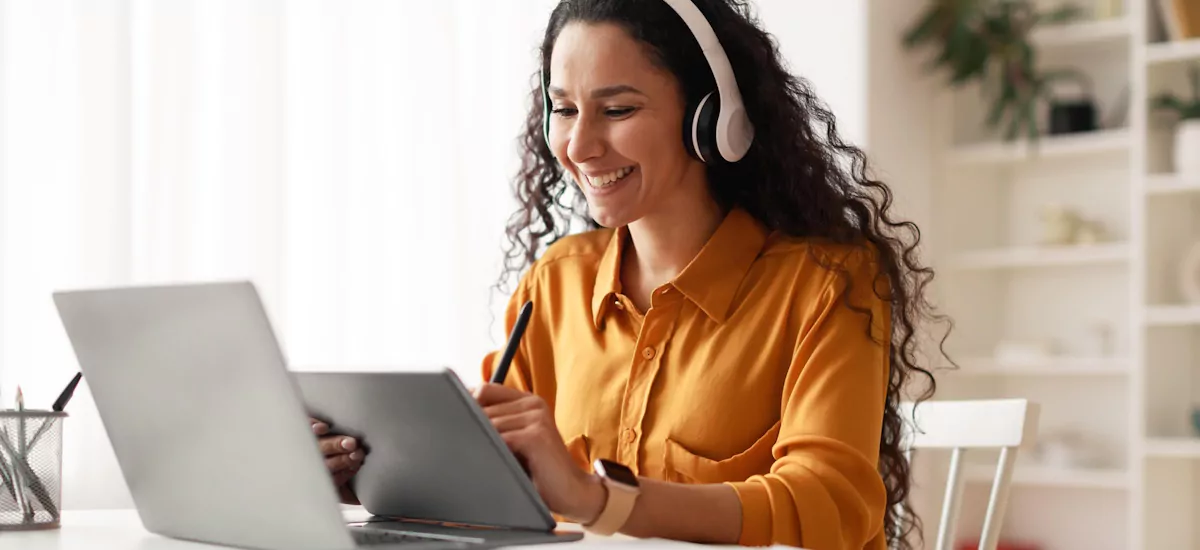 Selbstständige erstellt am Laptop einen digitalen Kurs – Online-Kurs erstellen und verkaufen Schritt für Schritt.